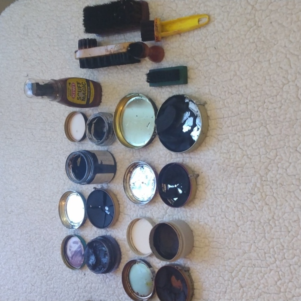 Vintage Cedar Griffin Shoe Shine Kit - 13 Pieces - Picture 4 of 16